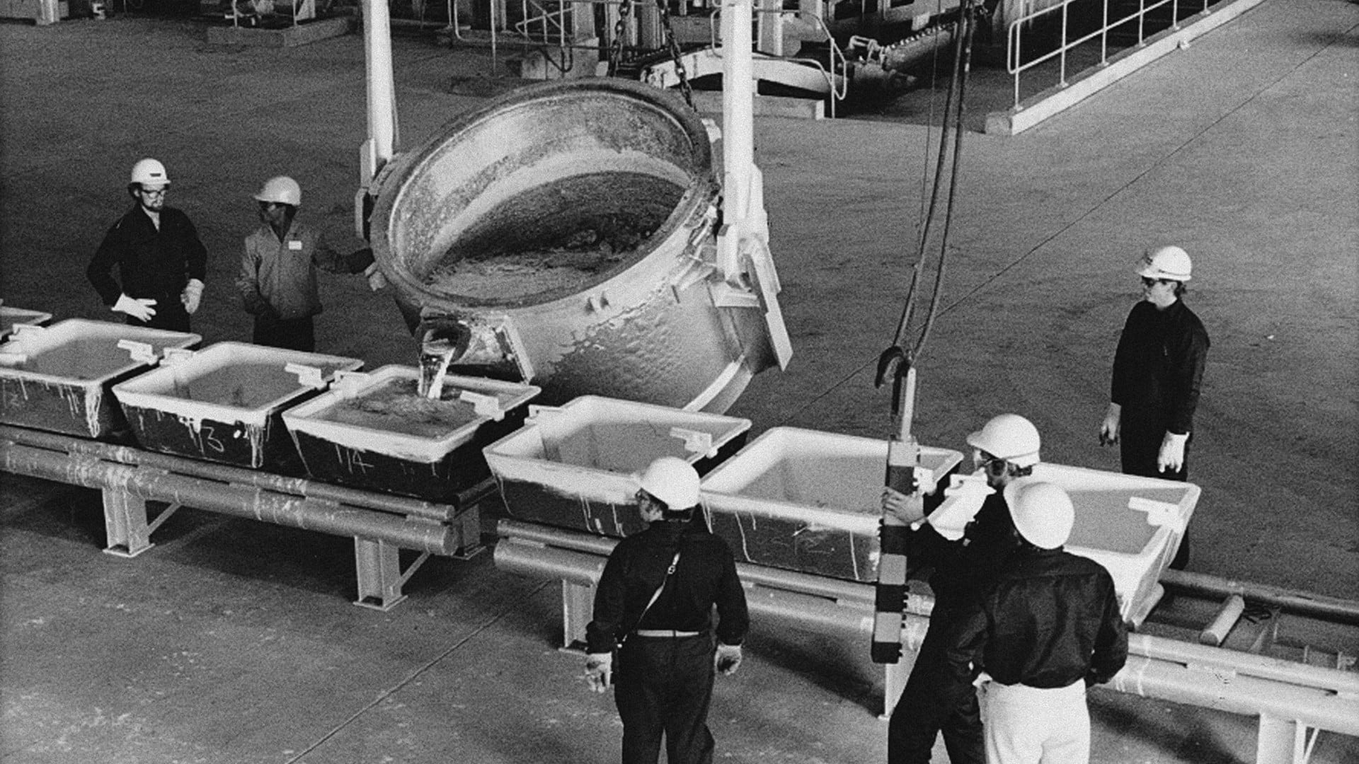 EGA از ادغام دو شرکت بزرگ آلومینیوم در امارات متحده عربی شکل گرفت. Dubai Aluminium (DUBAL) که در سال 1979 تأسیس شده بود و Emirates Aluminium (EMAL) که در سال 2007 به بهره‌برداری رسید. این دو شرکت در کنار هم توانستند بزرگ‌ترین تولیدکننده آلومینیوم در منطقه خاورمیانه شوند.