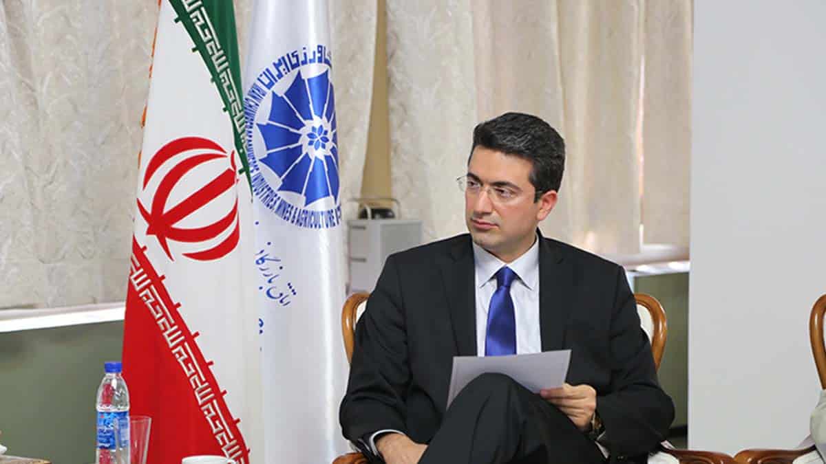 پدرام سلطانی نایب‌ریٔیس سابق اتاق ایران- به نظر می‌رسد در حال حاضر برنامه بانک مرکزی، نزدیک کردن دو نرخ آزاد و نیمایی به یکدیگر است